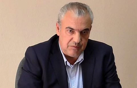 Ο ΣΥΡΙΖΑίος Χ. Μπγιάλας πήρε ένα μάθημα από τα παιδιά – Του επέστρεψαν τα χρήματα από τα κάλαντα και του τραγούδησαν το «Μακεδονία Ξακουστή»